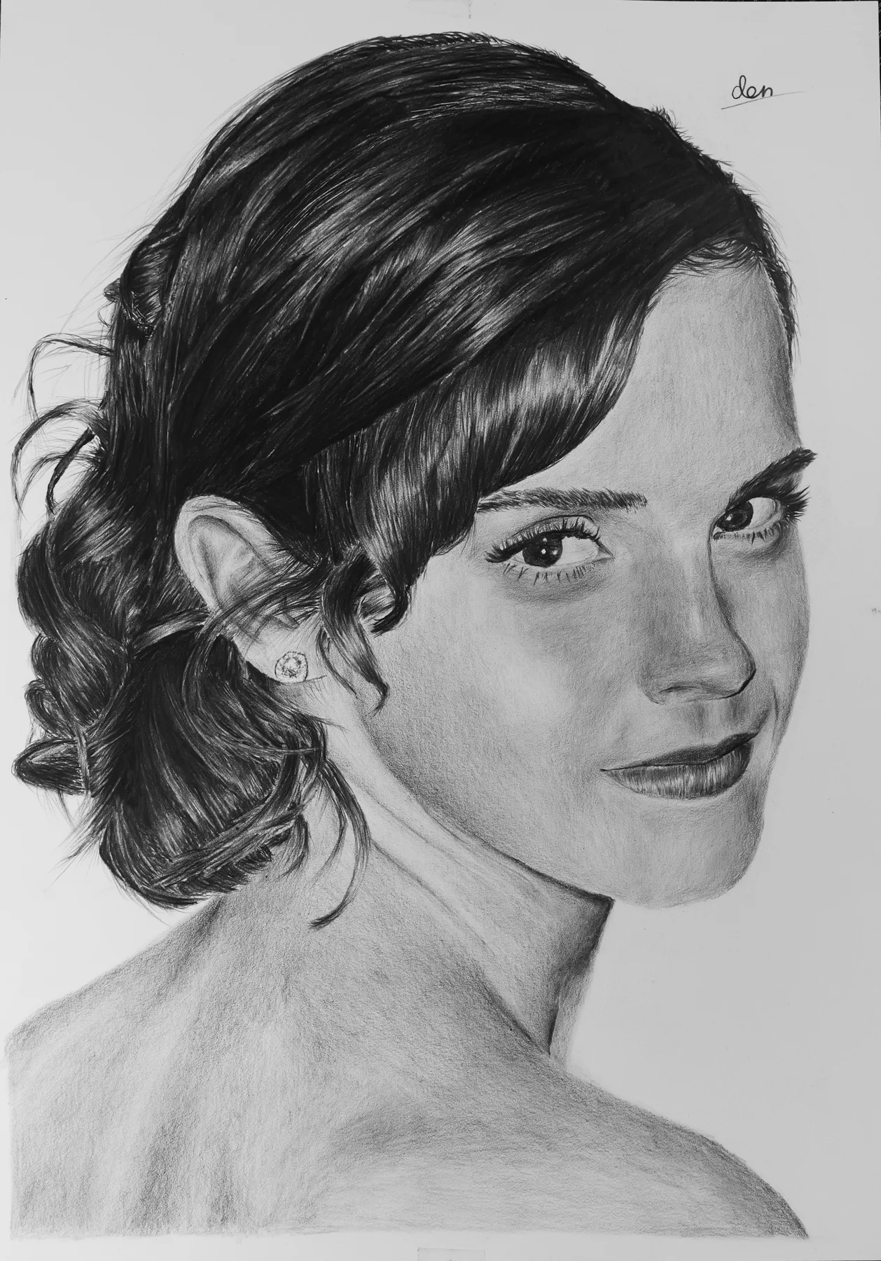 髪をまとめた女性を描いたリアリスティック鉛筆画